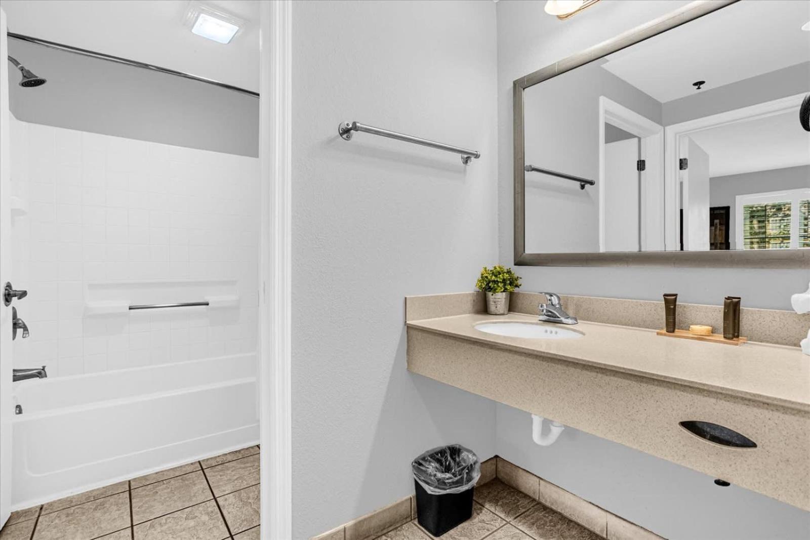 Upscale 1br - Two Queens Pool - Near * Orlando