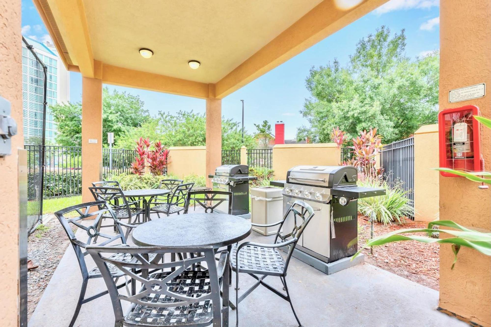Upscale 1br - Two Queens Pool - Near *