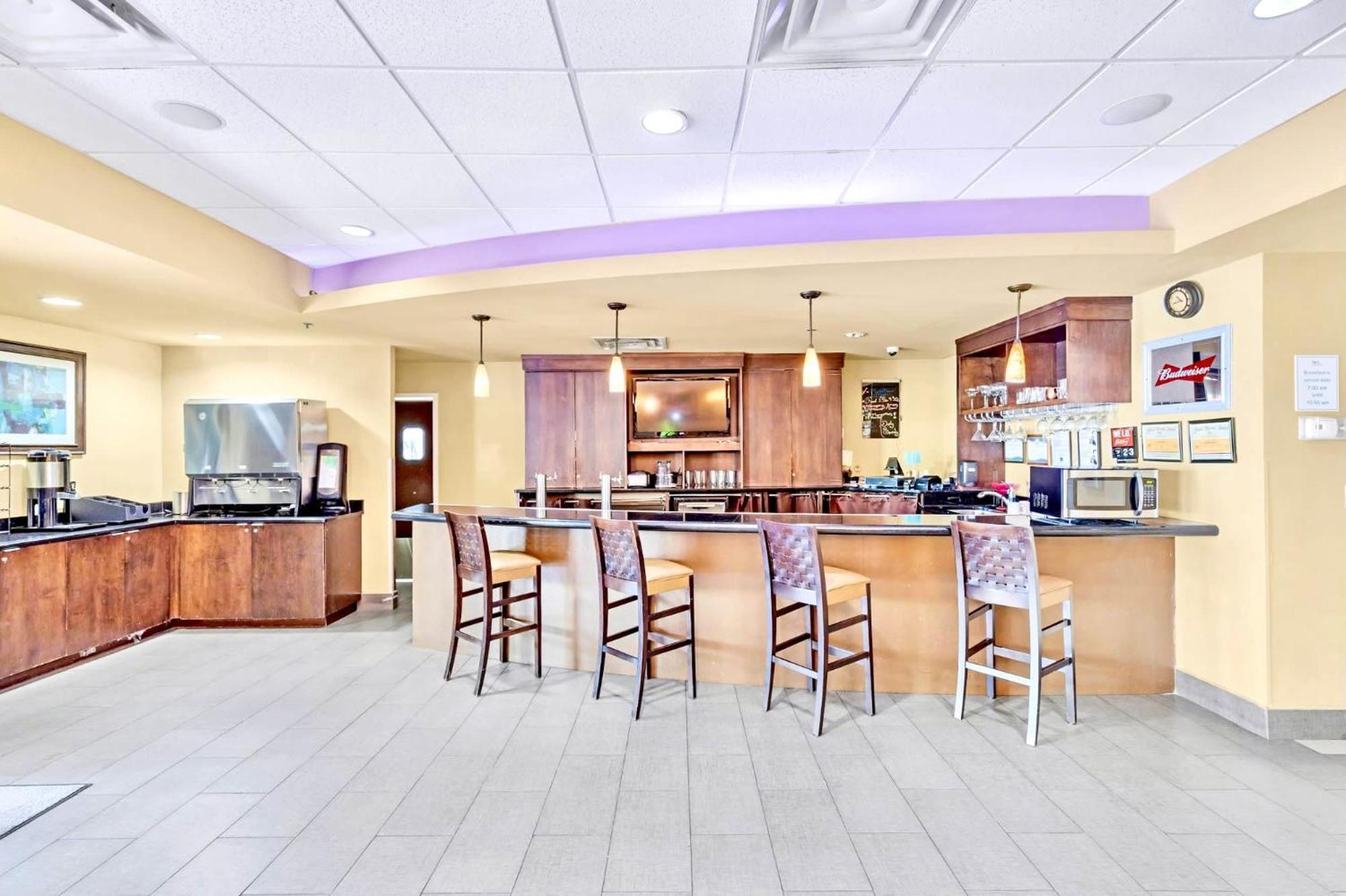 Upscale 1br - Two Queens Pool - Near *